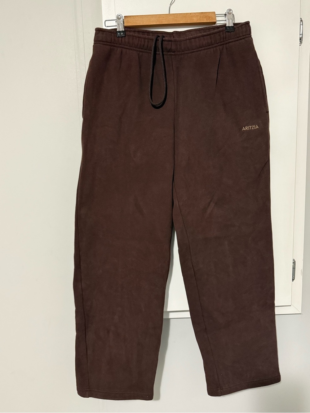 226. Aritzia Women’s Mega Fit Chocolate Brown Elastic Waist Joggers